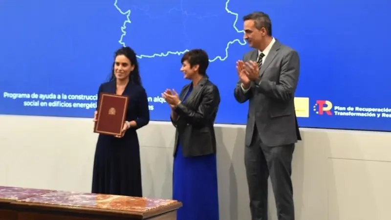 La directora general de Vivienda, Inés Sandoval, ha firmado con la ministra de Vivienda, Isabel Rodríguez, un acuerdo para la rehabilitación de 24 viviendas en Talavera de la Reina (Toledo)