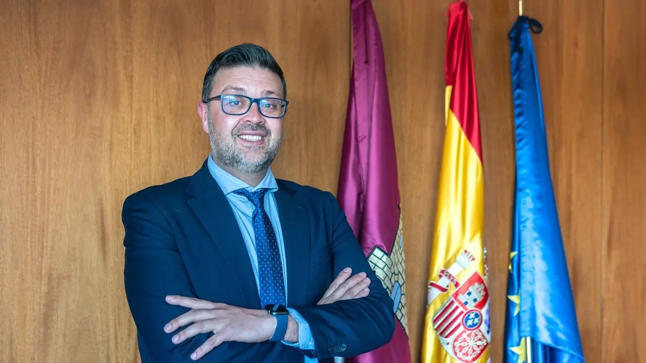 El consejero de Educación, Cultura y Deportes de Castilla-La Mancha, Amador Pastor, posa en un momento de la entrevista con Europa Press