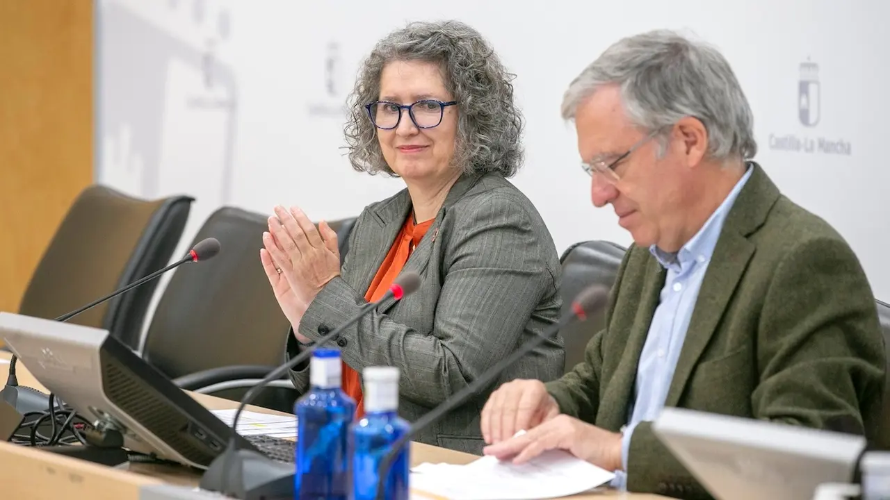 La consejera de Desarrollo Sostenible de Castilla-La Mancha, Mercedes Gómez, ha inaugurado la I Jornada de Bioagrovoltaica de la Unión Nacional de Empresas Fotovoltaicas (UNEF), que ha tenido lugar en el salón de actos de Escuela de Administración Regional en Toledo