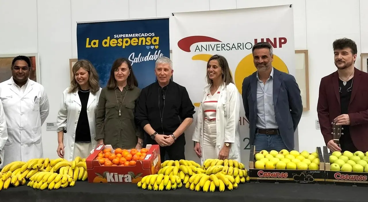 La actuación de Javier (Los Pecos) ameniza un desayuno saludable en el Hospital Nacional de Parapléjicos