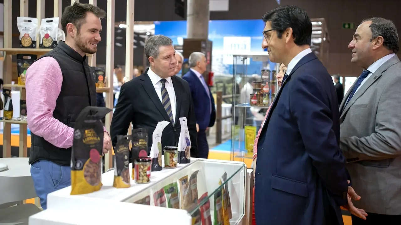 El presidente autonómico, Emiliano García-Page, asiste, en el recinto Gran Vía de la Fira de Barcelona, a la Feria ´Alimentaria 2024´ y visita el estand de Castilla-La Mancha