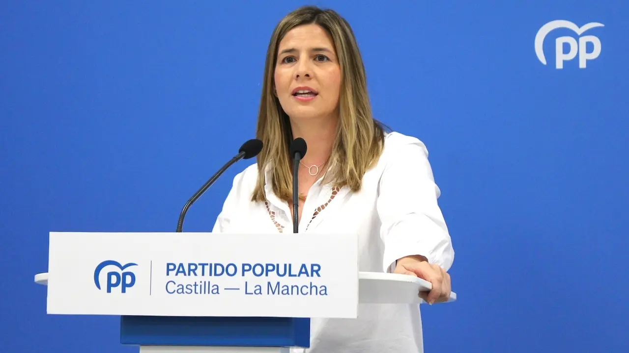 La secretaria general del PP de Castilla-La Mancha y portavoz parlamentaria, Carolina Agudo, durante la rueda de prensa que ha ofrecido en la sede de los 'populares' en Toledo