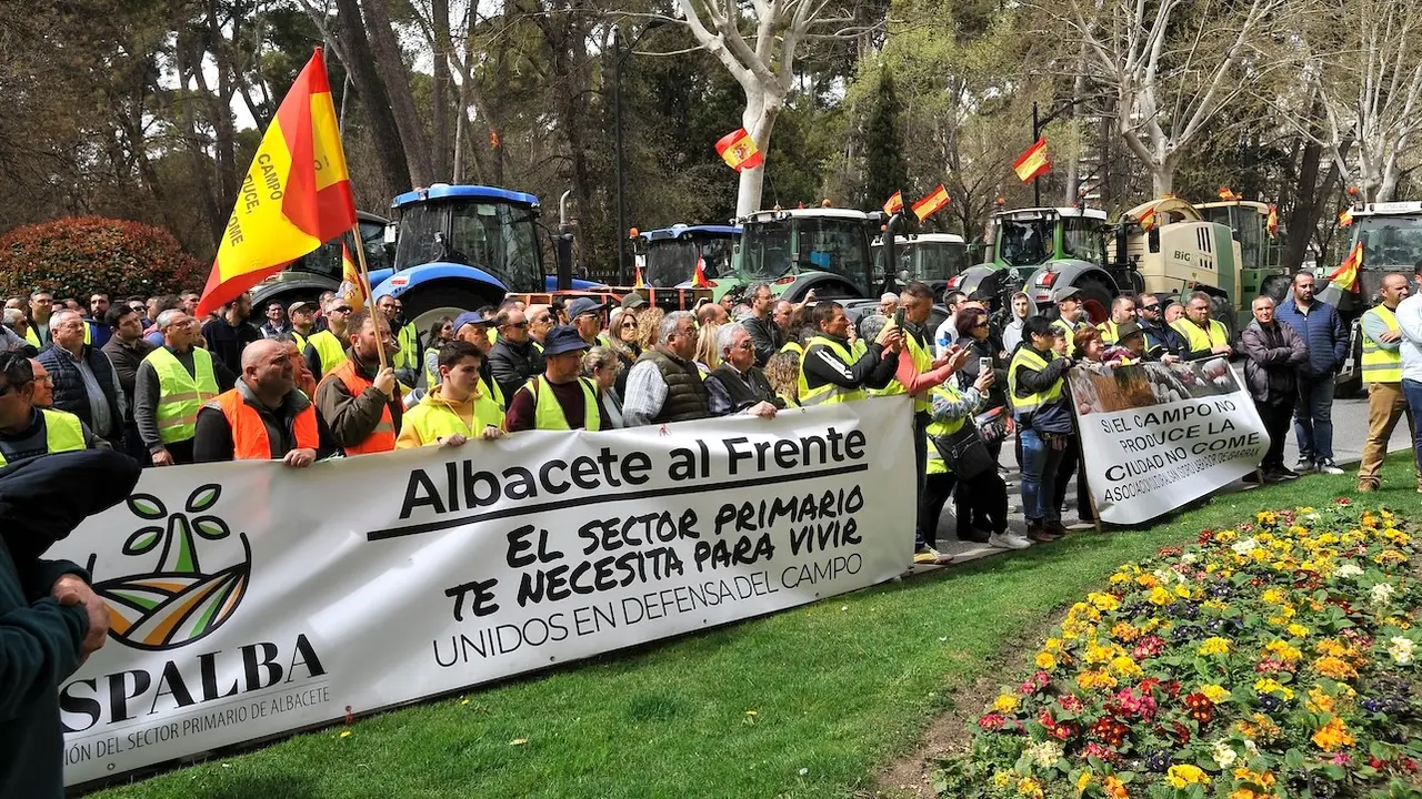 Agricultores ante la subdelegación del Gobierno en Albacete mientras continúan las protestas en el sector, este jueves - EFE/ Manu