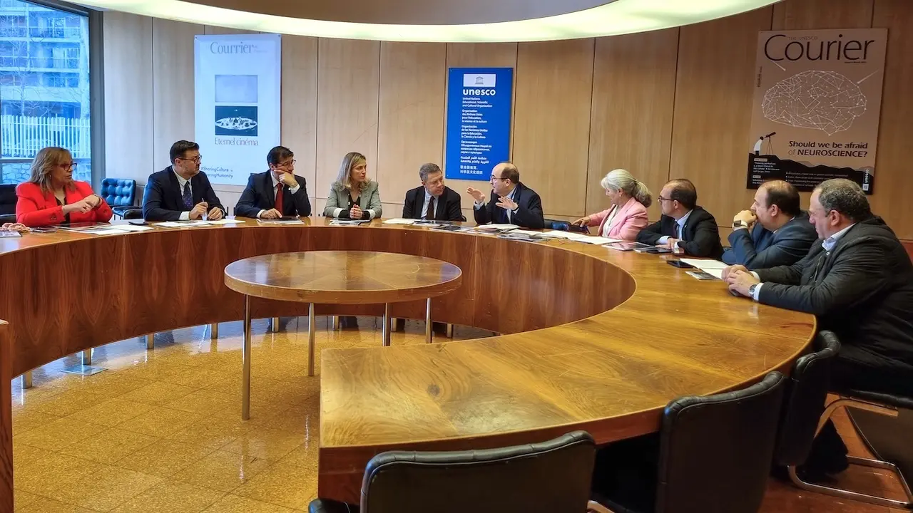 El presidente de Castilla-La Mancha, Emiliano García-Page, se ha reunido, en París, con el embajador de España en la Organización de las Naciones Unidas para la Educación, la Ciencia y la Cultura (UNESCO), Miquel Iceta