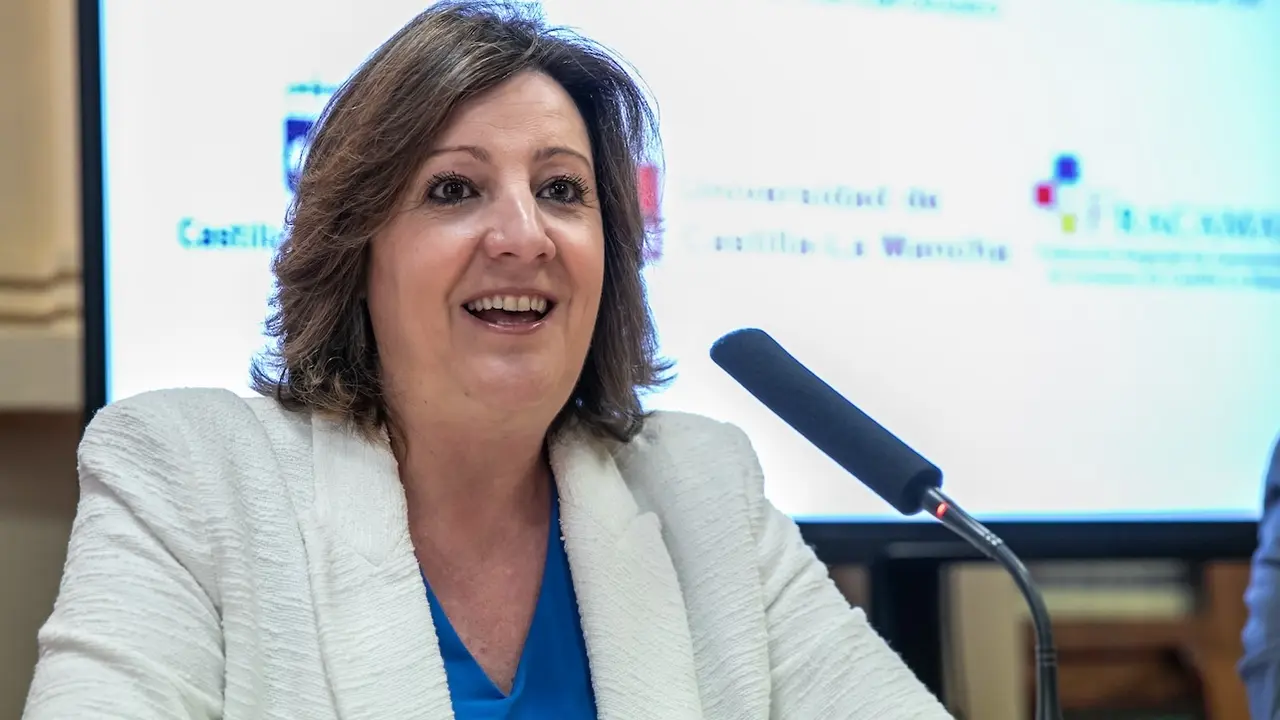 La consejera de Economía, Empresas y Empleo, Patricia Franco, ha firmado con el rector de la Universidad de Castilla-La Mancha, Julián Garde, el convenio de colaboración para la puesta en marcha del Máster de Artesanía, en la Biblioteca del Edificio Sabatini del Campus de la Fábrica de Armas de Toledo