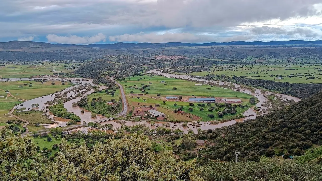 El río Guadiana alcanza los 441 m3/s en su mayor crecida a su paso por Puebla de Don Rodrigo (Ciudad Real) - EFE/ Beldad
