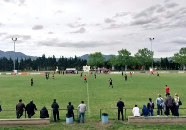 Apalean a puñetazos y patadas a un entrenador de fútbol juvenil en pleno partido