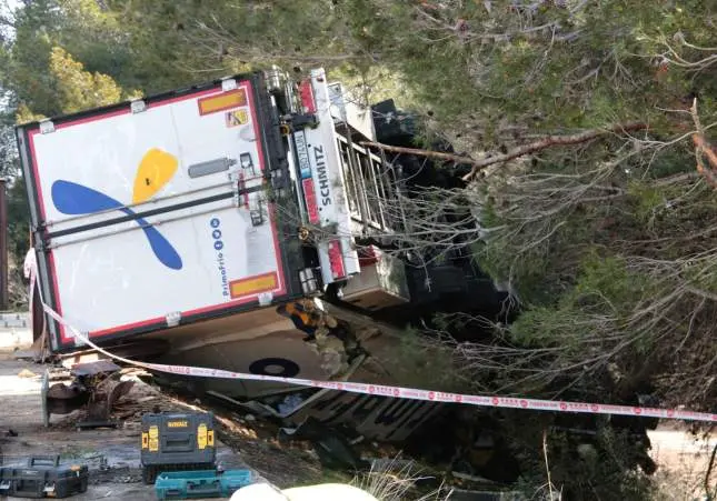 Un camión embiste un coche averiado y lo estampa contra la grúa: un muerto y 4 heridos
