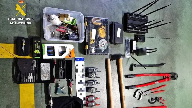 Dos detenidos y un investigado por el robo de 120.000 euros y joyas en una casa