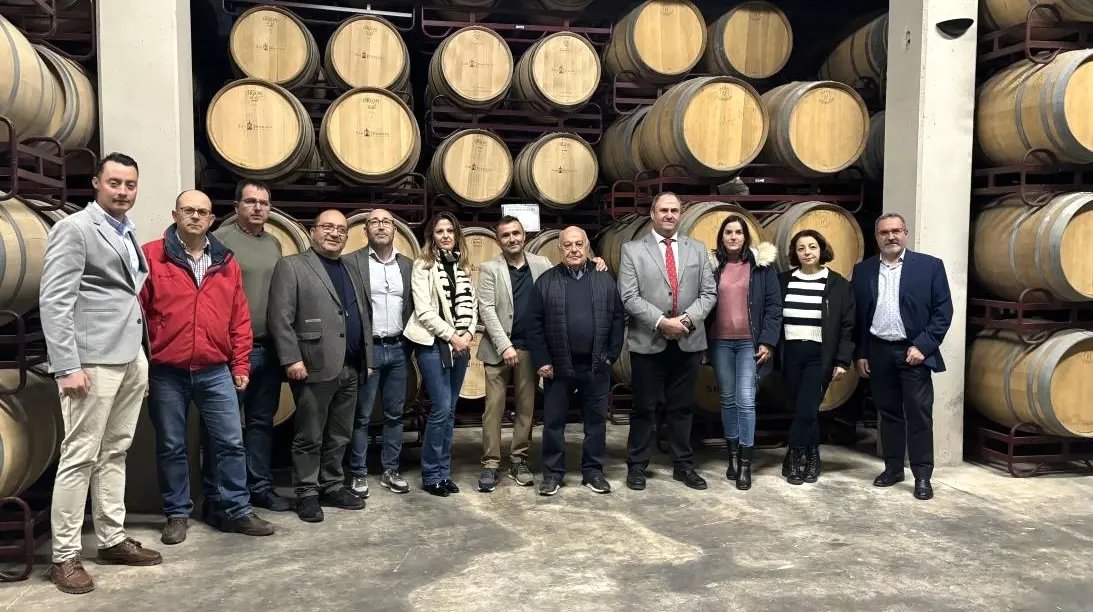 El consejero de Agricultura, Ganadería y Desarrollo Rural, Julián Martínez Lizán, durante la visita que ha realizado a Bodegas San Dionisio Sociedad Cooperativa, en Fuente-Álamo (Albacete)