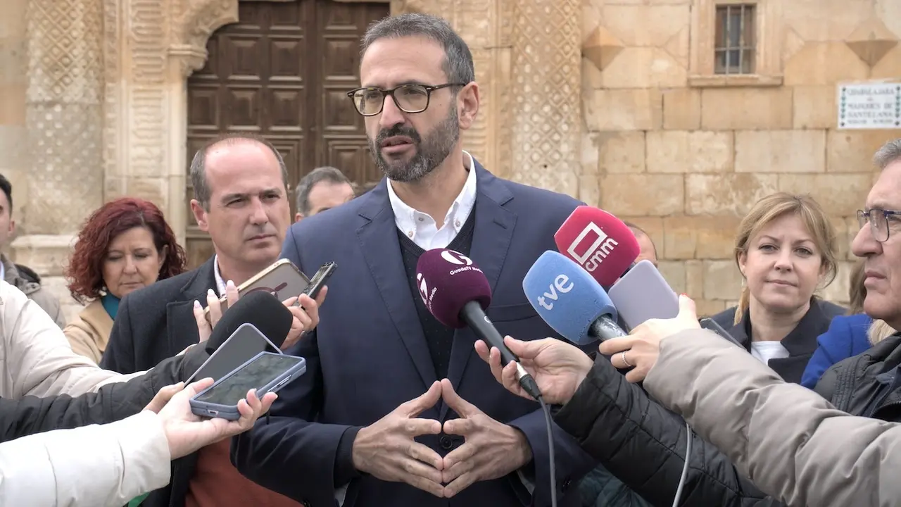 El secretario de Organización del PSOE de Castilla-La Mancha y diputado nacional, Sergio Gutiérrez, atendiendo a los medios de comunicación este martes en Guadalajara
