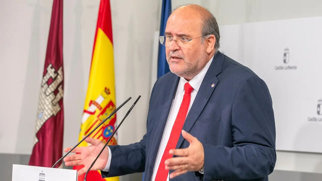 El vicepresidente primero del Gobierno de Castilla-La Mancha, José Luis Martínez Guijarro, ha informado en rueda de prensa de asuntos de su departamento abordados en el Consejo de Gobierno