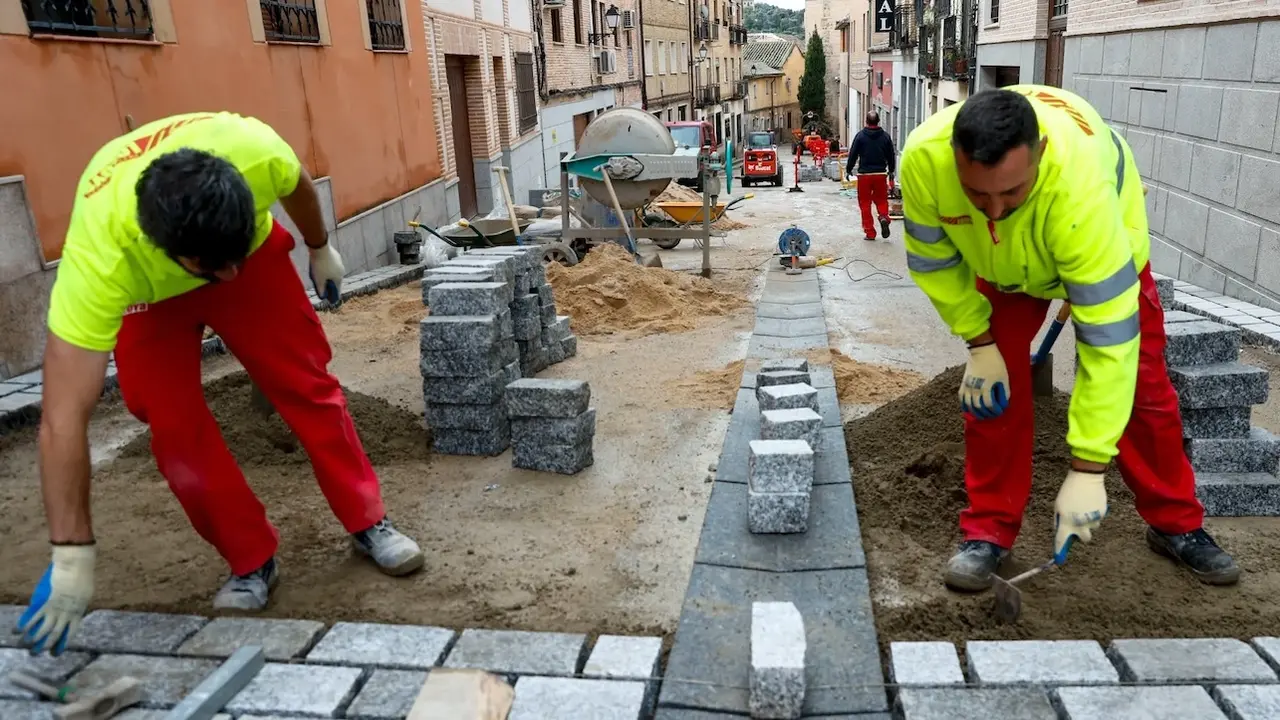 Unos operarios trabajan en una calle de Toledo este martes - EFE/ Ismael Herrero, paro, empleo, trabajadores, construcción, EPA, trabajo, desempleo,