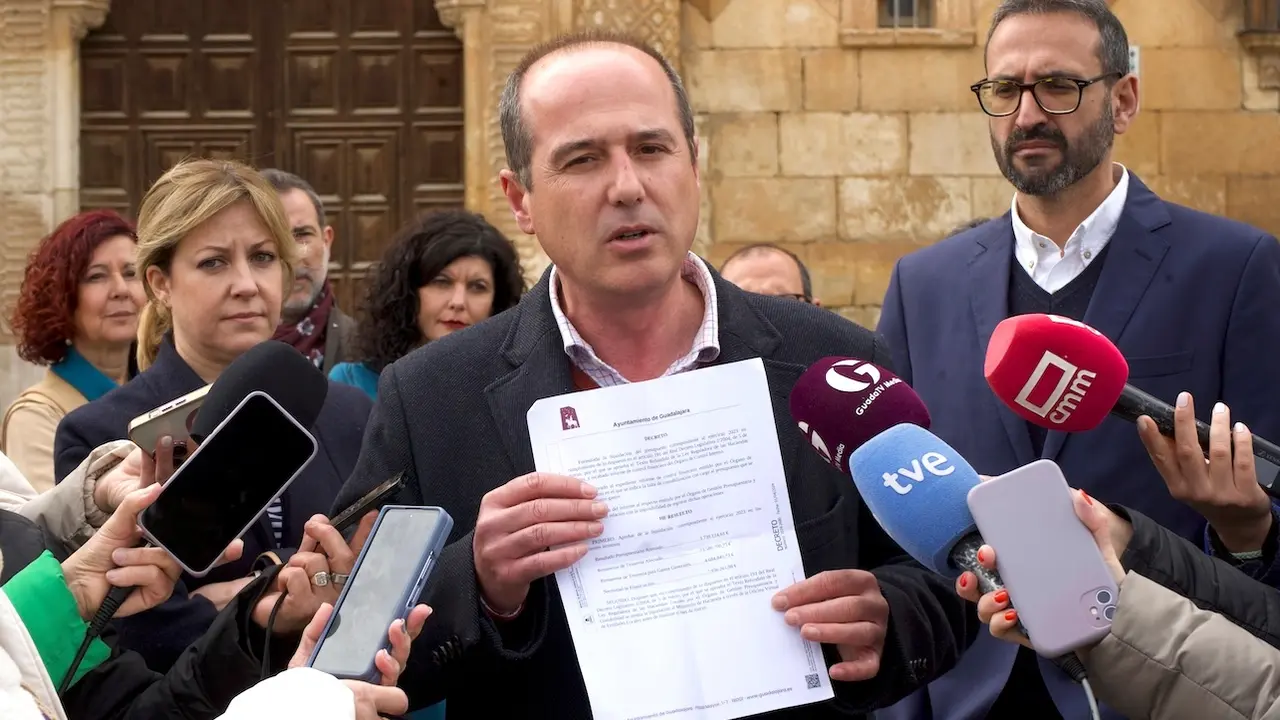 El exalcalde y concejal socialista en el Ayuntamiento de Guadalajara, Alberto Rojo, atendiendo a los medios de comunicación este martes