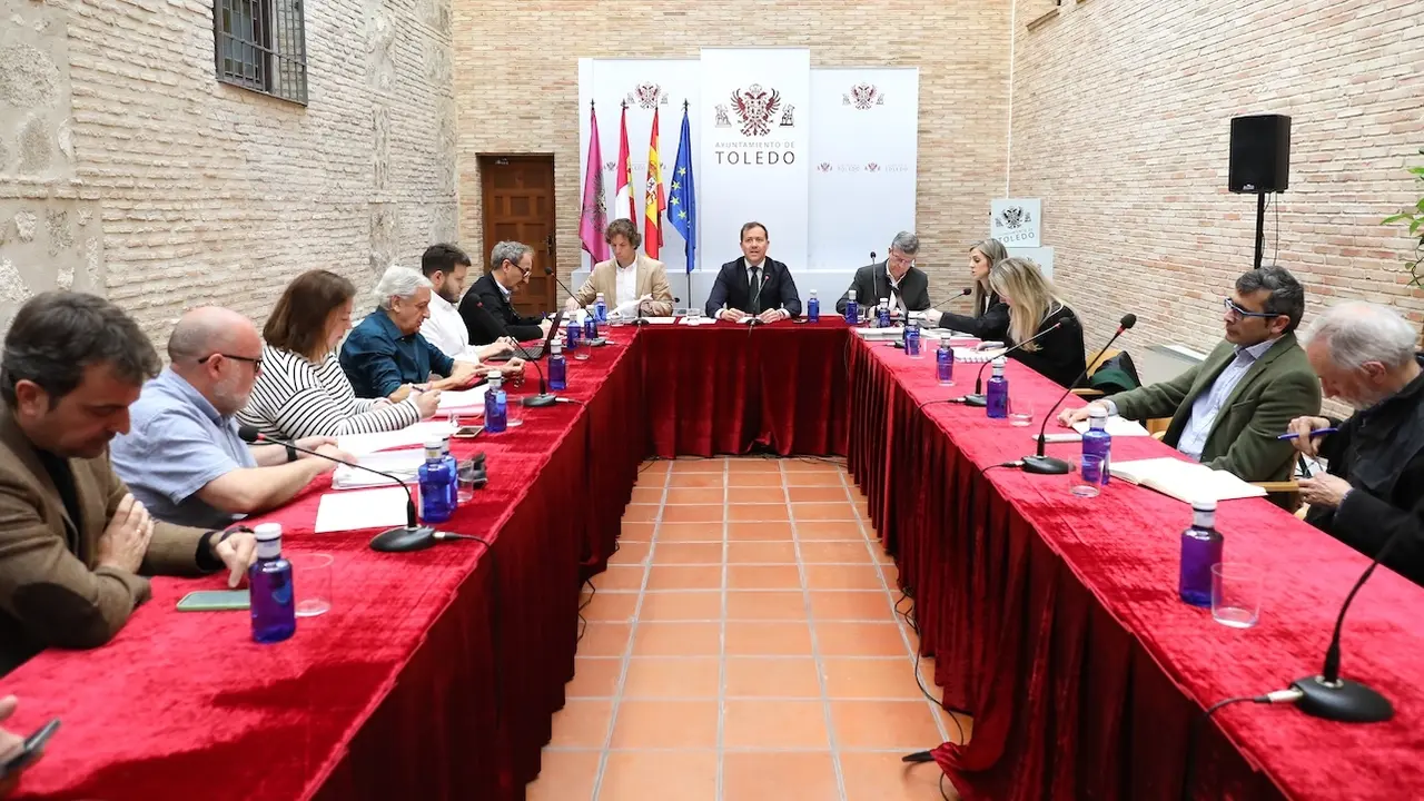 El alcalde de Toledo, Carlos Velázquez, ha presidido la reunión del Consejo del Pacto de la ciudad de Toledo por el Tajo