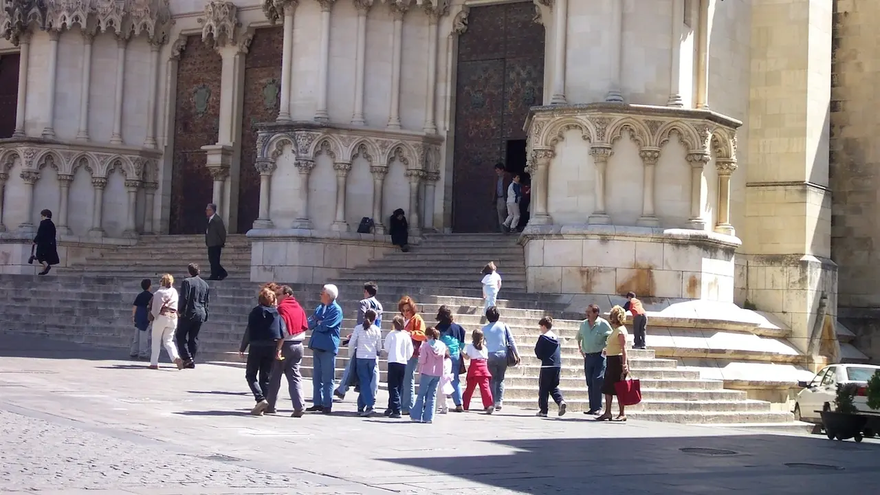 En la imagen de archivo turistas en la Catedral de Cuenca