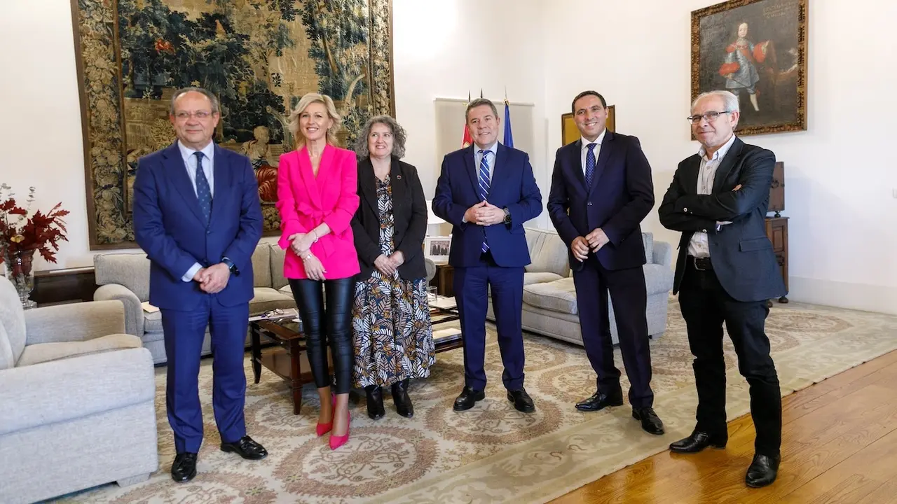 El presidente de Castilla-La Mancha, Emiliano García-Page, se ha reunido en el Palacio de Fuensalida de Toledo, con el presidente de la Diputación de Cuenca, Álvaro Martínez Chana