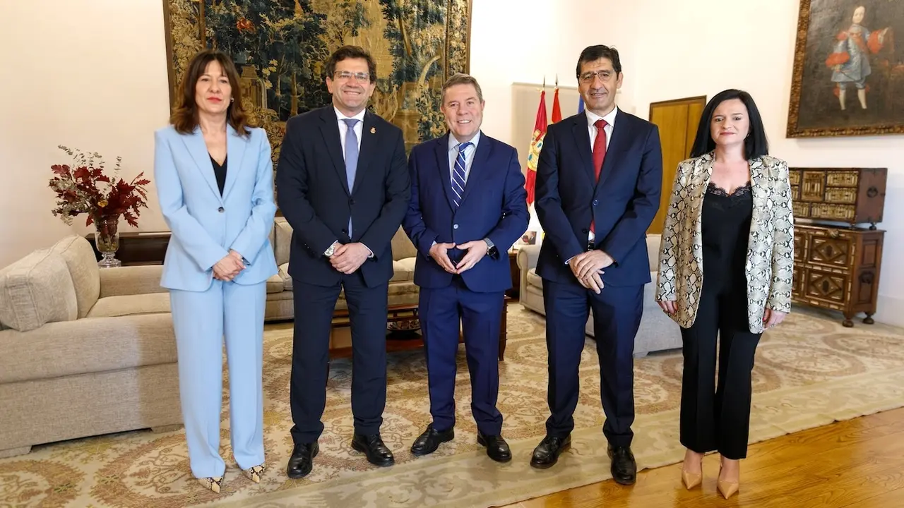 El presidente de Castilla-La Mancha, Emiliano García-Page, se ha reunido en el Palacio de Fuensalida de Toledo, con el presidente de la Diputación de Ciudad Real, Miguel Ángel Valverde