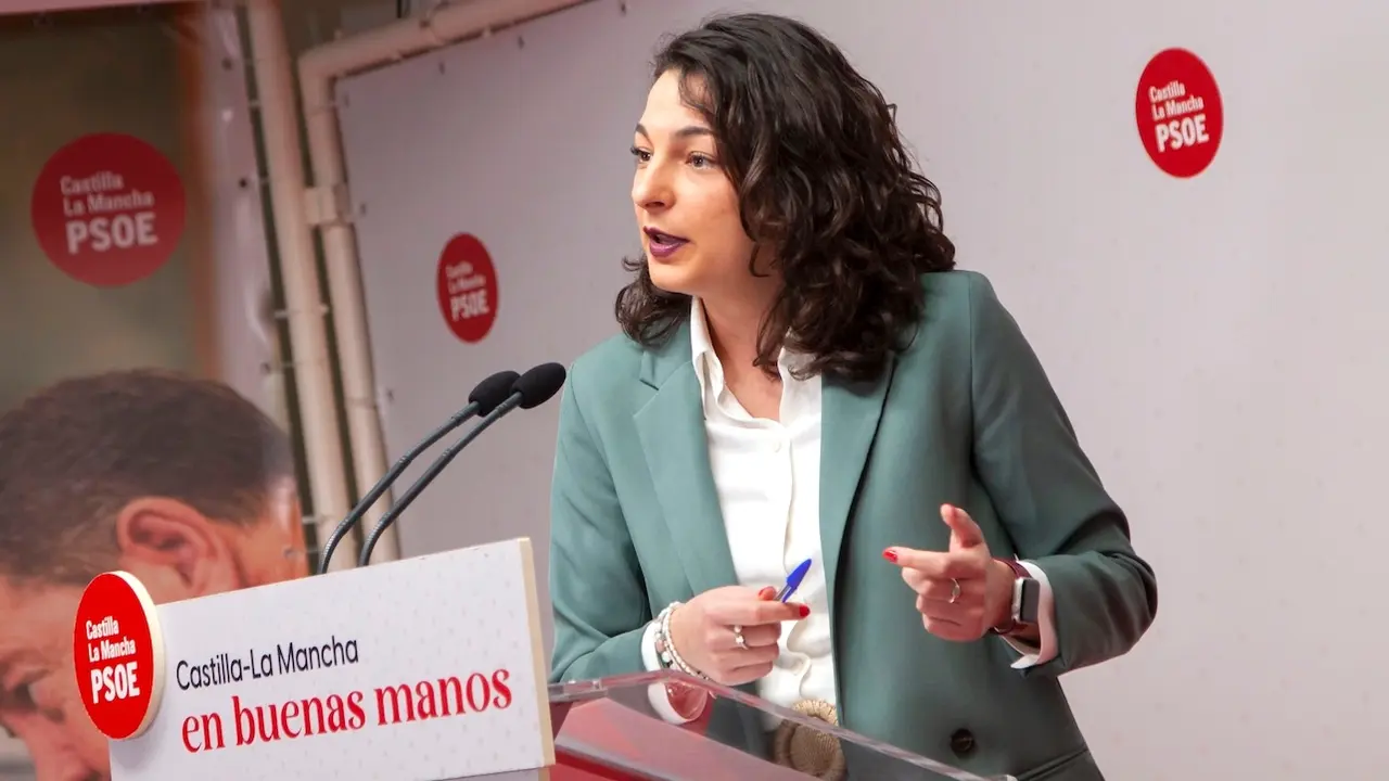 La diputada del PSOE en las Cortes de Castilla-La Mancha, Paloma Jiménez, durante la rueda de prensa que ha ofrecido en la sede de los 'socialistas' en Toledo