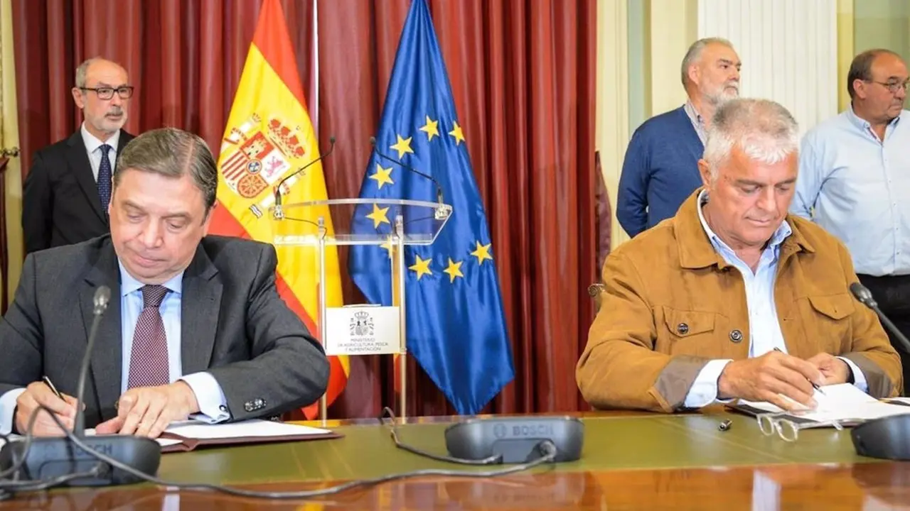 El ministro de Agricultura, Pesca y Alimentación, Luis Planas, y el coordinador estatal de Unión de Uniones de Agricultores y Ganaderos, Luis Cortés, firmando el acuerdo