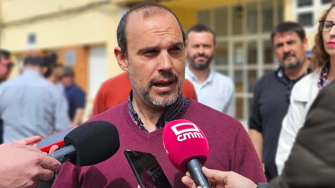 El secretario general del PSOE de Guadalajara, Pablo Bellido, atendiendo a los medios de comunicación