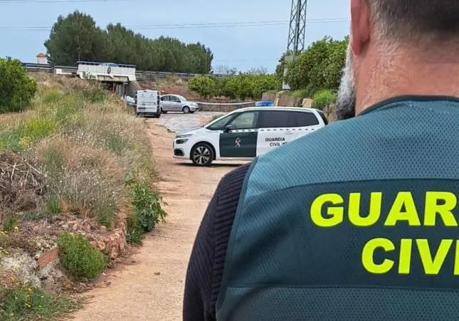 Hallan el cadáver de un hombre cosido a cuchilladas tirado en un camino de un pueblo