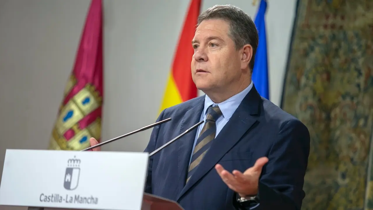 El presidente de Castilla-La Mancha, Emiliano García-Page, ha firmado, en el Palacio de Fuensalida de Toledo, dos convenios de colaboración con las universidades de Castilla-La Mancha y de Alcalá para la realización de prácticas de estudiantes en centros del SESCAM