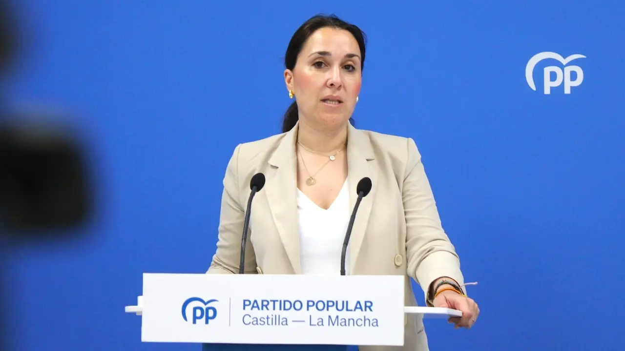 La portavoz del PP de Castilla-La Mancha, Alejandra Hernández, durante la rueda de prensa que ha ofrecido en la sede de los 'populares' en Toledo