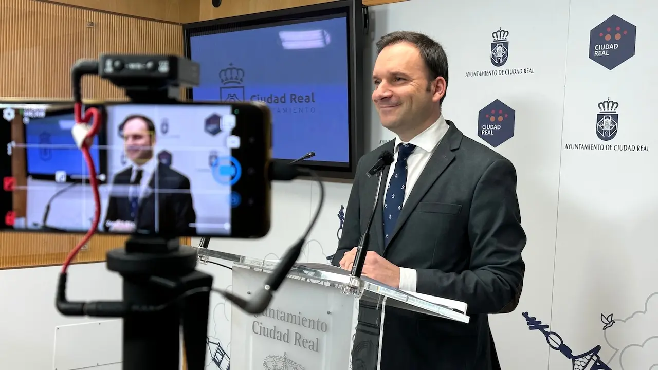 El portavoz del equipo de Gobierno del Ayuntamiento de Ciudad Real, Guillermo Arroyo, durante la rueda de prensa que ha ofrecido en el Consistorio