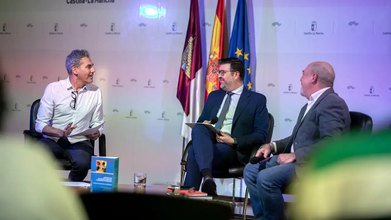 El consejero de Educación, Cultura y Deportes, Amador Pastor, participa en la actividad ‘Tertulia sobre el aprendizaje cooperativo’ dentro de Consejería Abierta