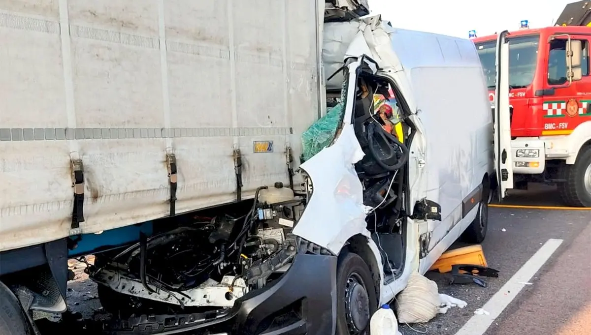 Imagen de archivo de un accidente de tráfico con una furgoneta y un camión implicados