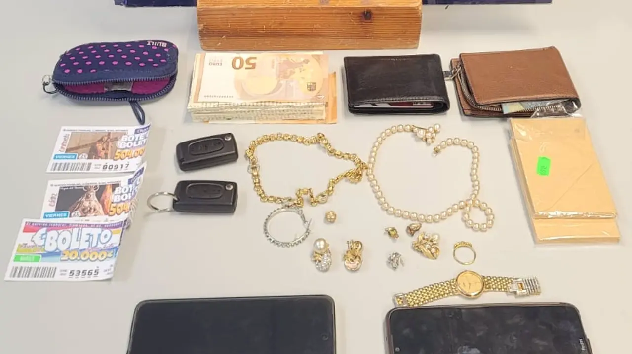 Detenidos un padre y su hijo que estafaban con el 'tocomocho' y la 'estampita'