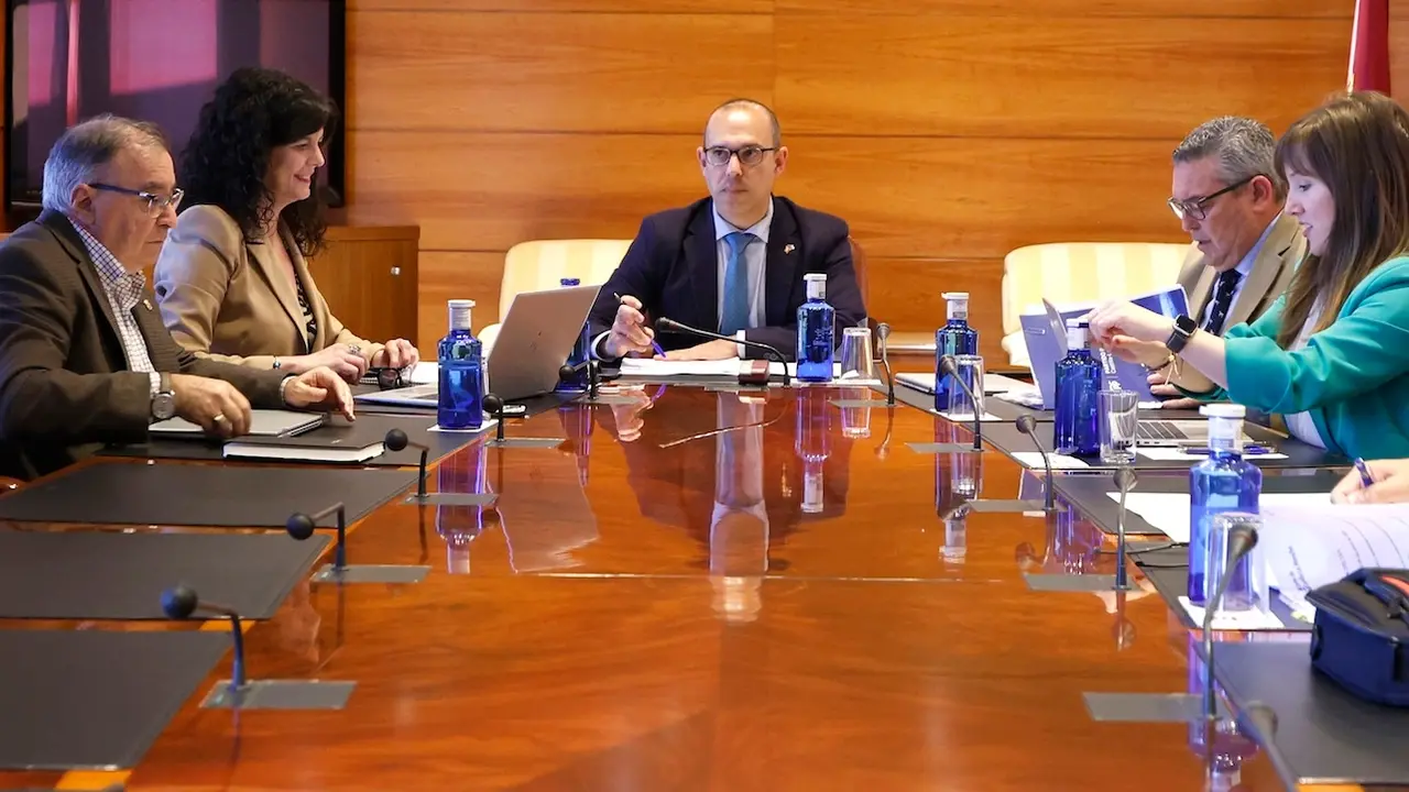 En la imagen un instante de la reunión de la Mesa de las Cortes de Castilla-La Mancha
