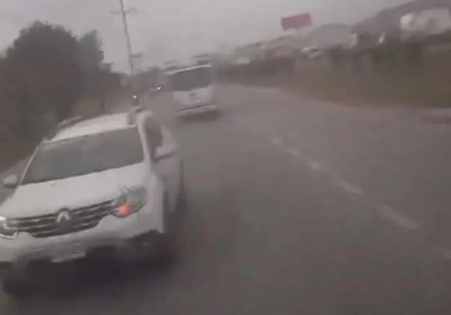 VIDEO. Pánico de camino al colegio: dispara varias veces contra un autobús con 21 niños