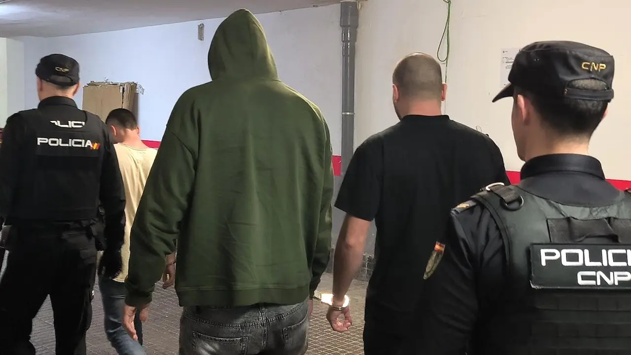 Cuatro jóvenes detenidos tras violar en manada a una chica en un piso turístico