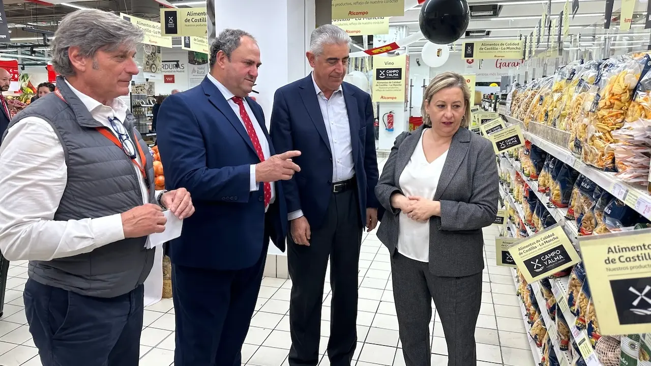El consejero de Agricultura, Ganadería y Desarrollo Rural, Julián Martínez Lizán, ha asistido a la presentación de la campaña de promoción de 'Campo y Alma' en los hipermercados Alcampo de Madrid, en el Centro Comercial 'La Vaguada'