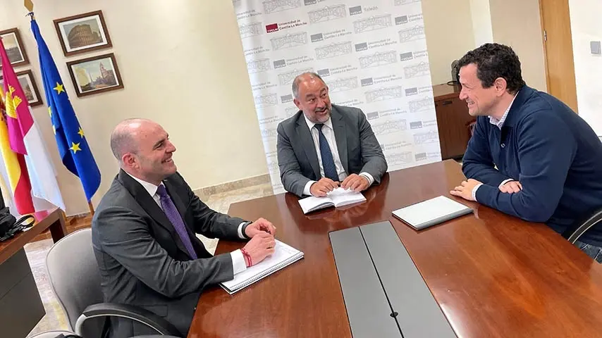 El rector de la UCLM y el nuevo director del Idiscam mantiene su primer encuentro de trabajo