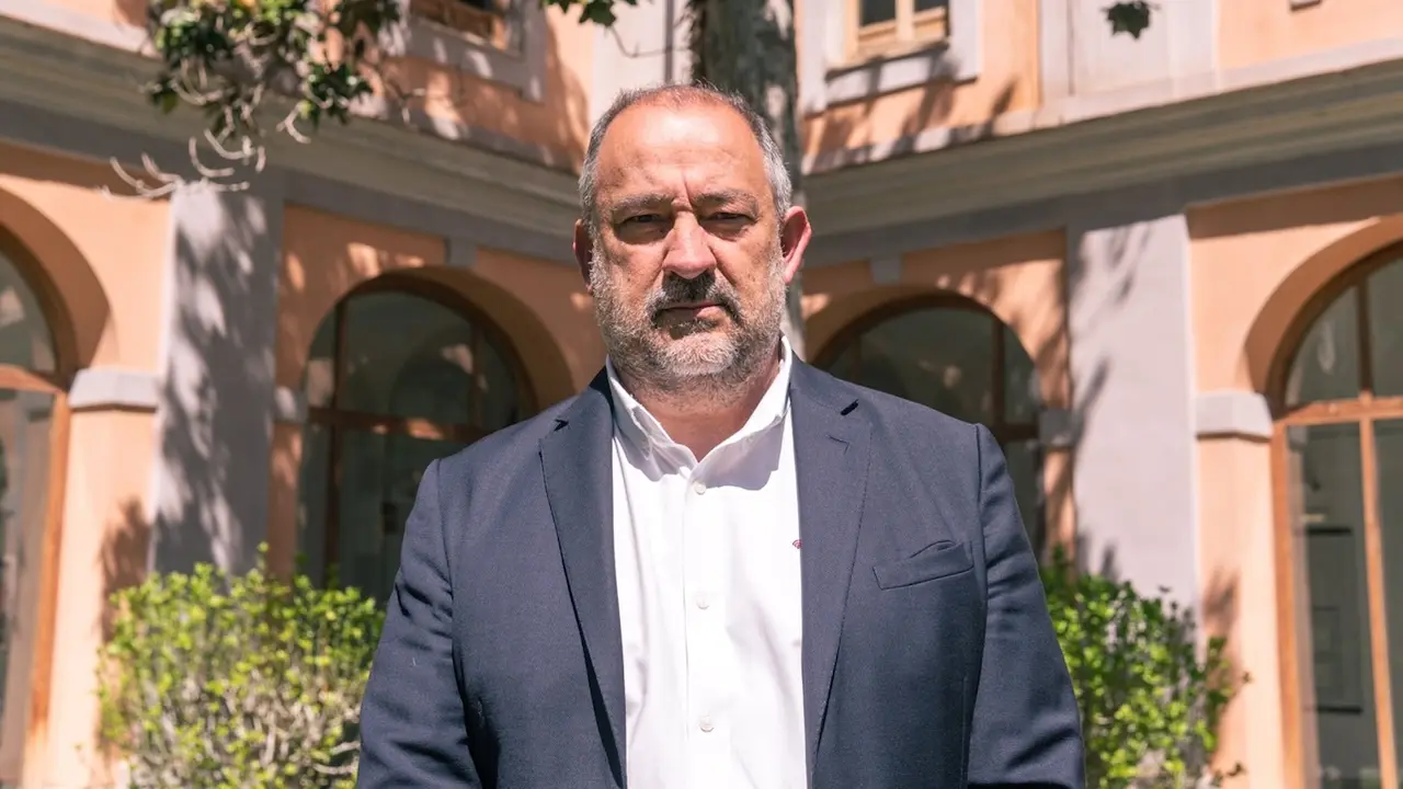 El rector de la Universidad de Castilla-La Mancha (UCLM), Julián Garde, en un momento de la entrevista - EP/Juan Moreno