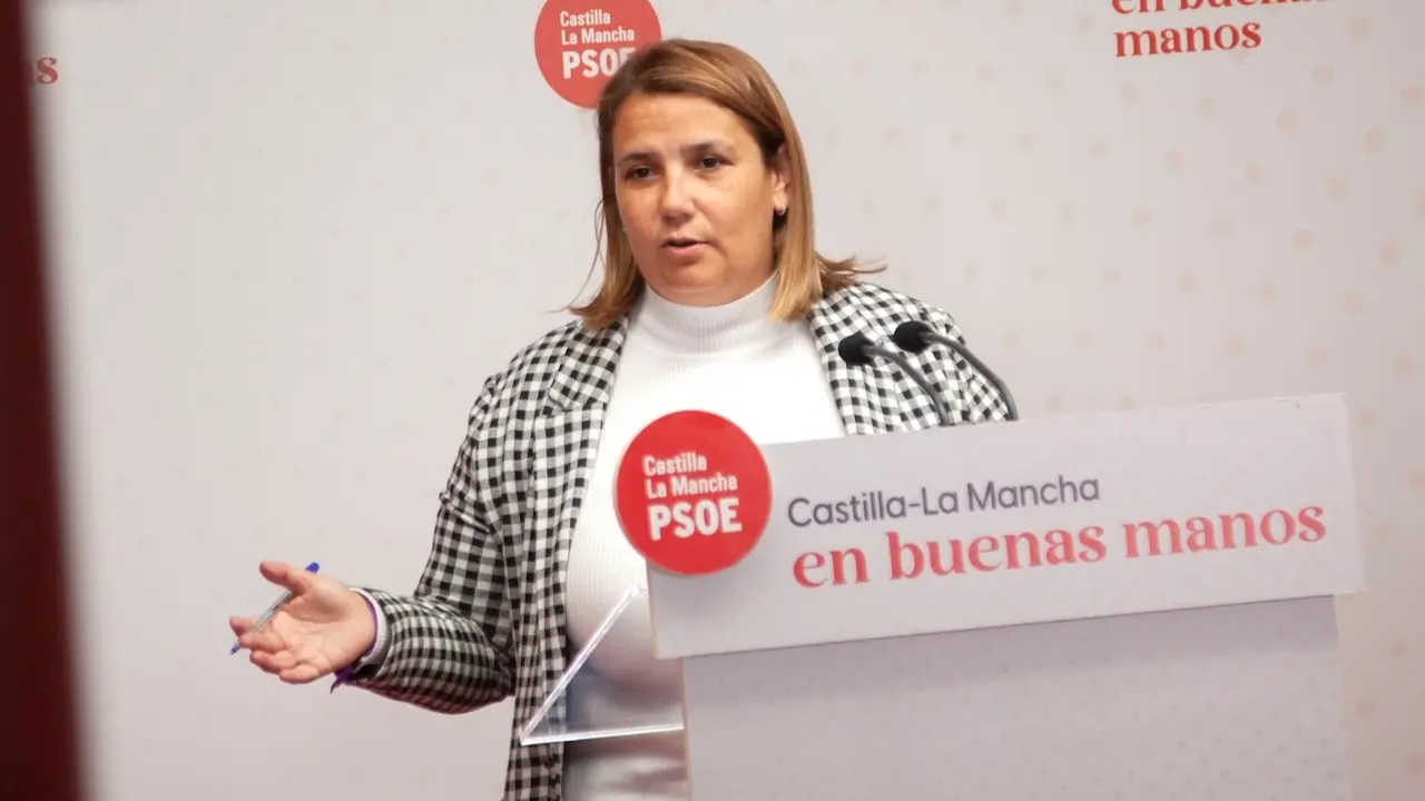 La presidenta de la Ejecutiva provincial del PSOE de Toledo, Agustina García Élez, durante la rueda de prensa que ha ofrecido en la sede de los 'socialistas' en la capital