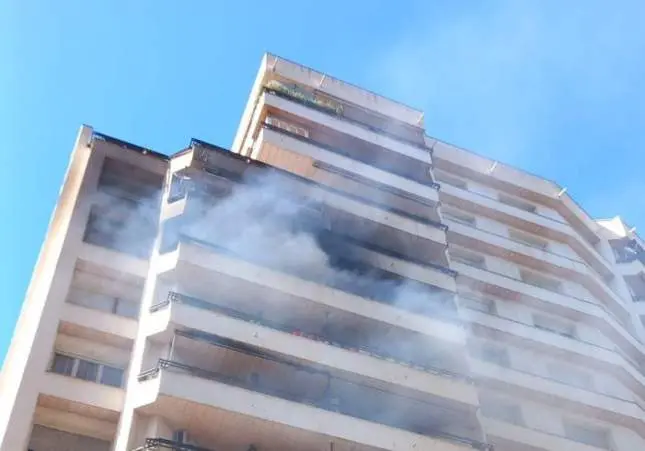 VIDEO. Aparatoso incendio en un edificio: un perro muerto y un piso devorado por las llamas