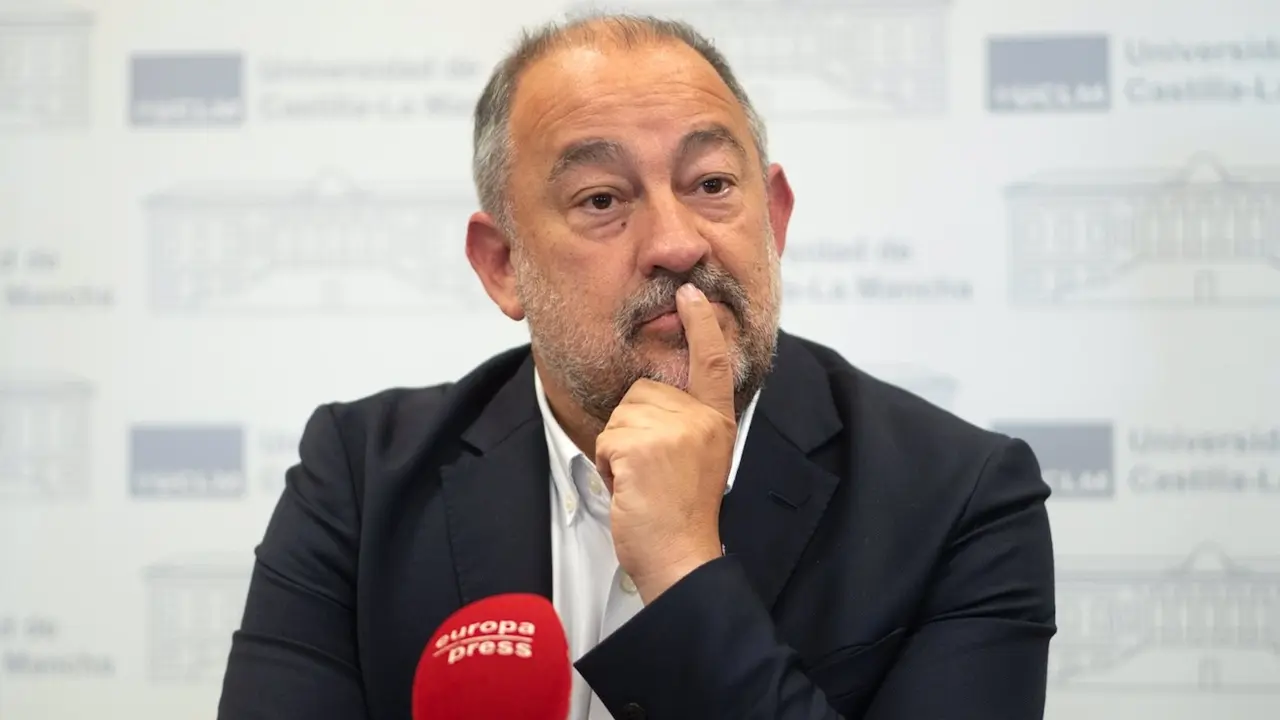 El rector de la Universidad de Castilla-La Mancha (UCLM), Julián Garde, en un momento de la entrevista - EP/Juan Moreno