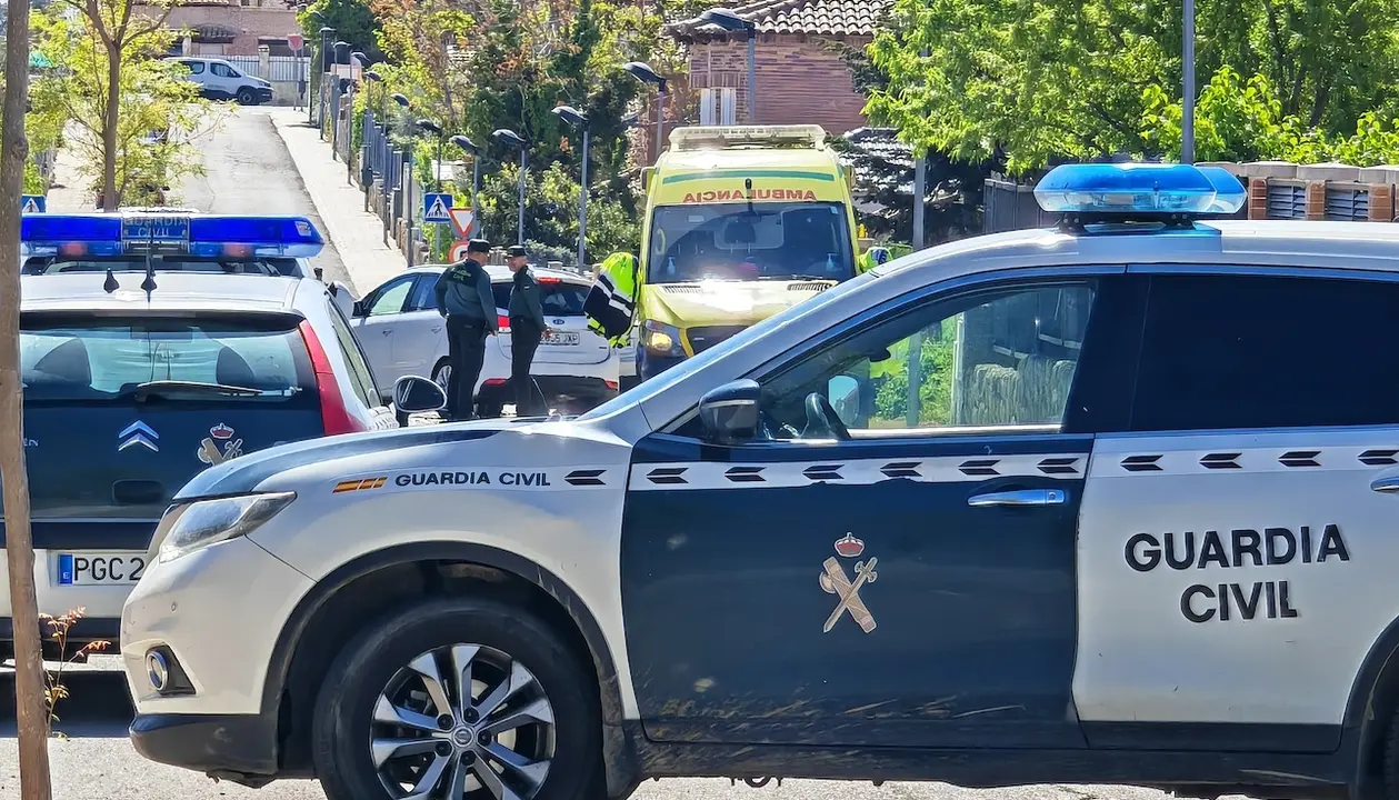 Agentes de la Guardia Civil en la urbanización Medina Azahara de la localidad de Chiloeches (Guadalajara) donde un matrimonio, de 52 años cada uno, y su hija, de 22 años, han aparecido muertos con signos de violencia en el interior de una vivienda incendiada - EFE/ Pepe Zamora