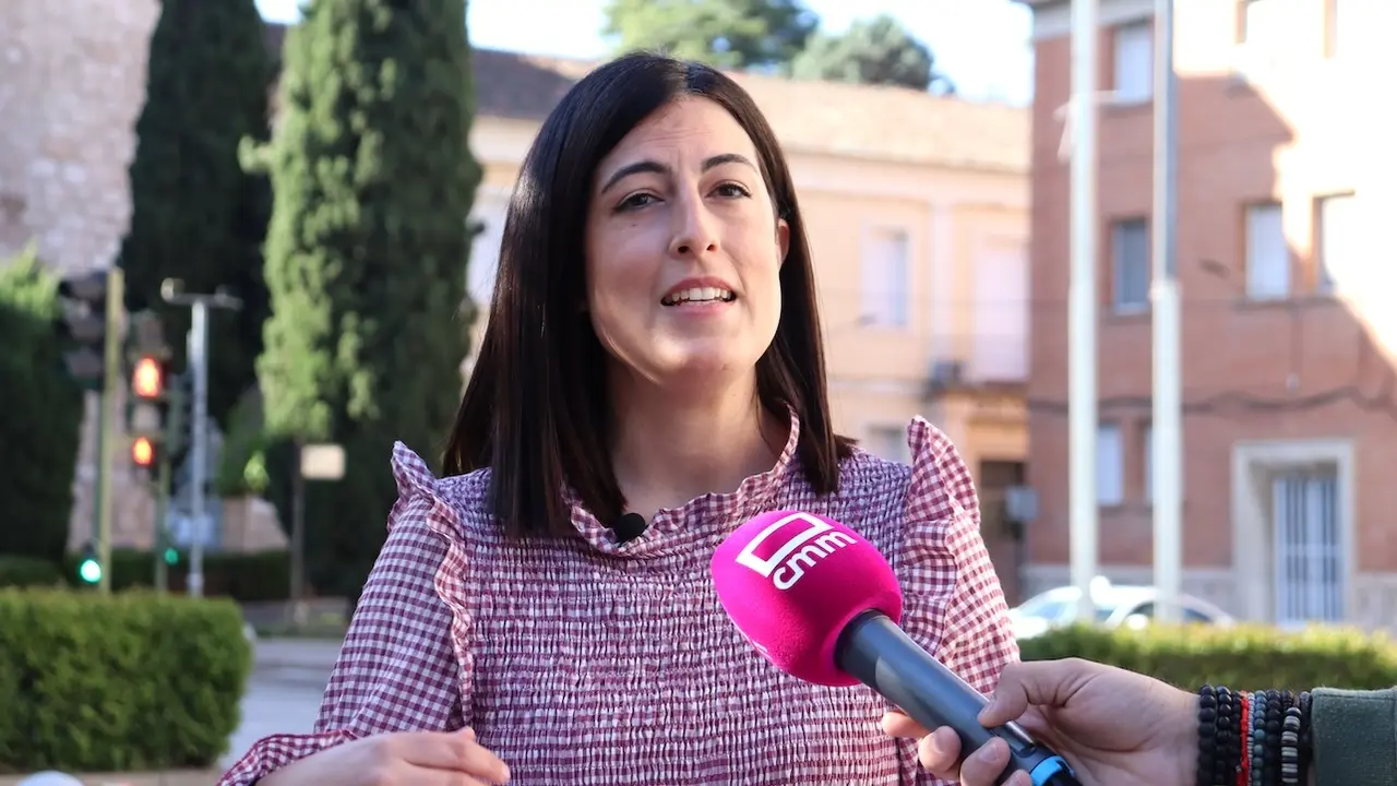 La viceportavoz de Partido Popular de Castilla-La Mancha, María Patricio, atendiendo a los medios de comunicación este sábado en Guadalajara