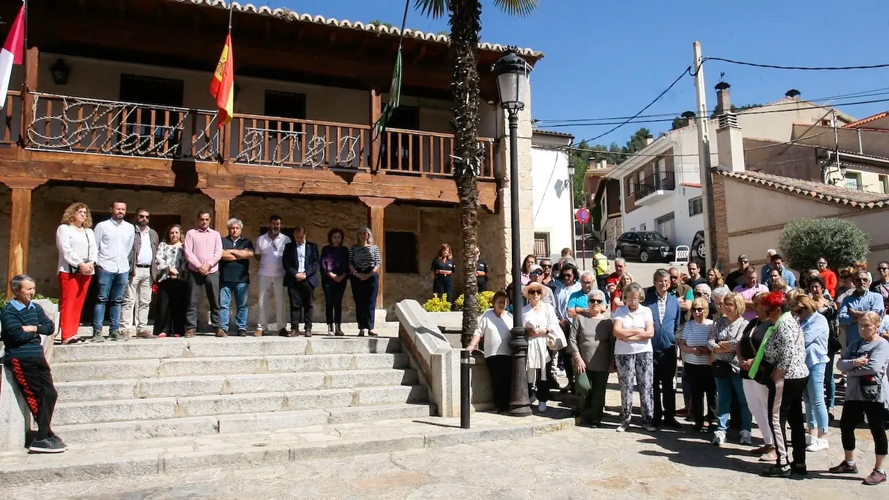 Minuto de silencio convocado por el Ayuntamiento de Chiloeches (Guadalajara) por la muerte de un matrimonio y de su hija, cuyos cadáveres ha sido encontrados en una casa de la localidad con heridas de arma blanca, tras un incendio en la vivienda - EFE/ Pepe Zamora
