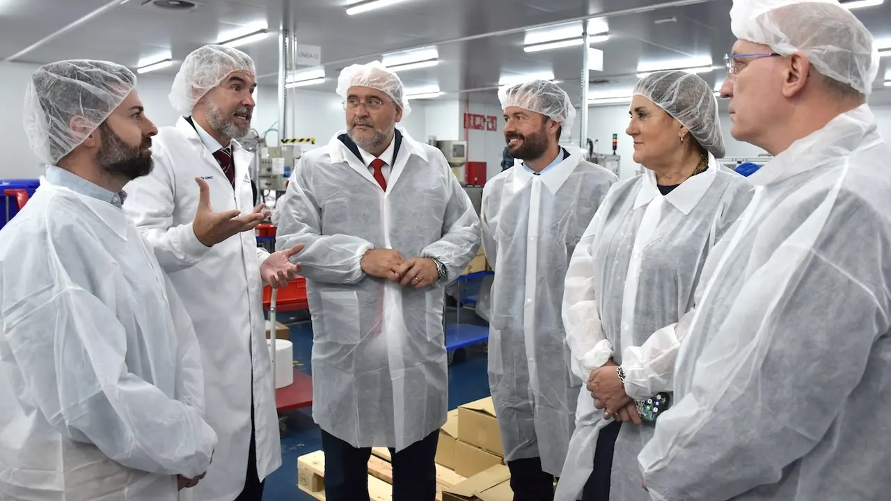 El vicepresidente primero del Gobierno de Castilla-La Mancha, José Luis Martínez Guijarro, visita las instalaciones de la empresa Mixer & Pack en Cabanillas del Campo (Guadalajara)
