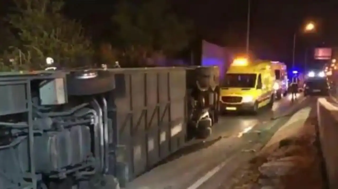 Imagen de archivo de un accidente de tráfico con un autobús implicado