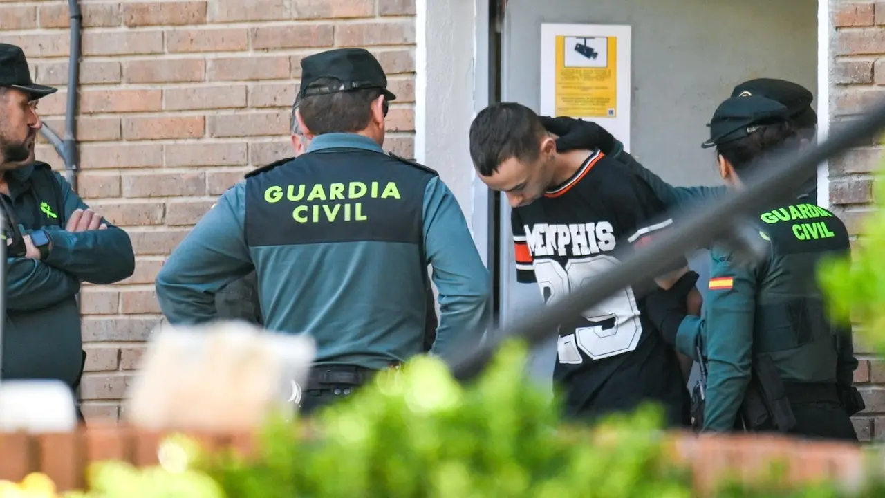 Uno de los detenidos por el triple crimen de Chiloeches (Guadalajara) sale de la Comandancia de la Guardia Civil para pasar a disposición judicial - EP/Rafa Martín