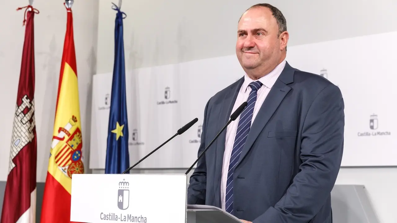 El consejero de Agricultura, Ganadería y Desarrollo Rural, Julián Martínez Lizán, ha informado en rueda de prensa de los asuntos de su departamento abordados en el Consejo de Gobierno
