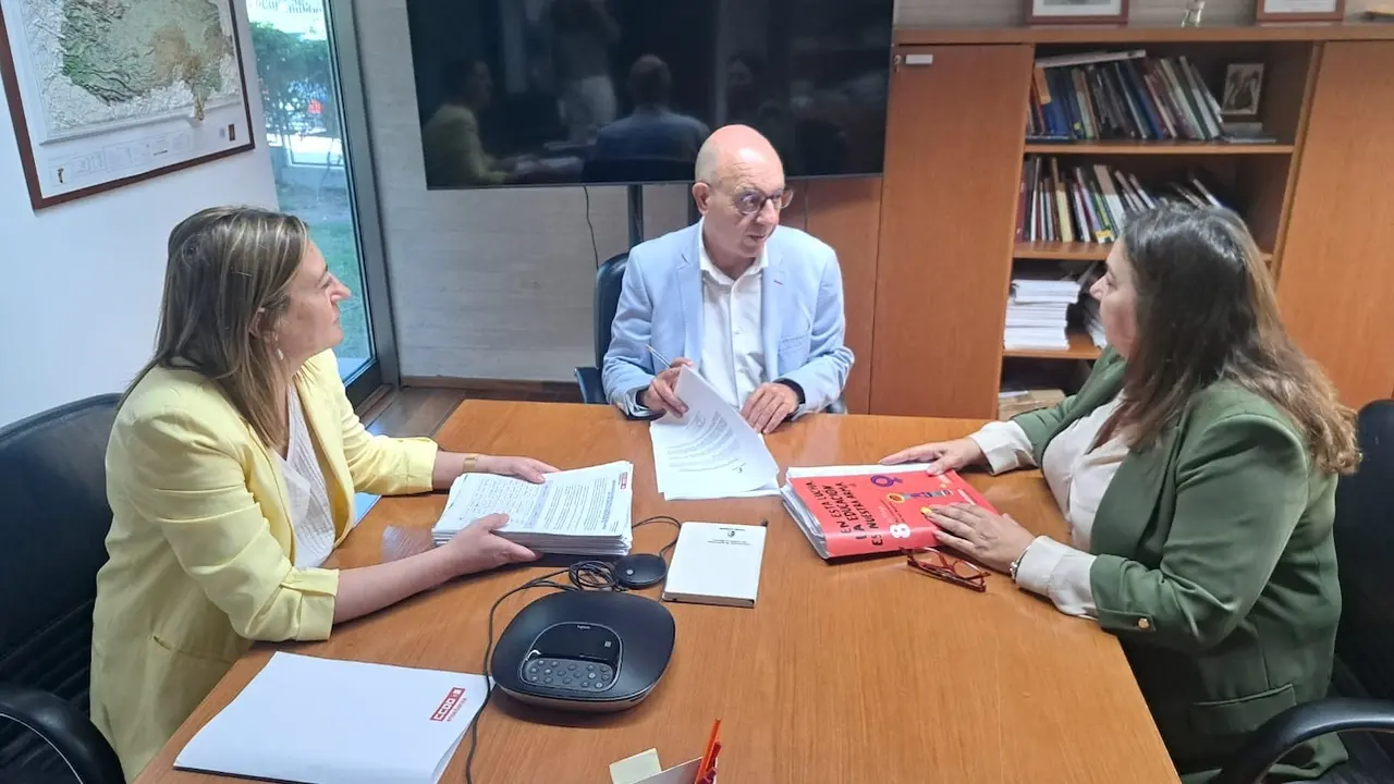 CCOO entrega 7.000 firmas a Junta para recuperar el derecho de docentes mayores de 55 años a reducir su jornada lectiva