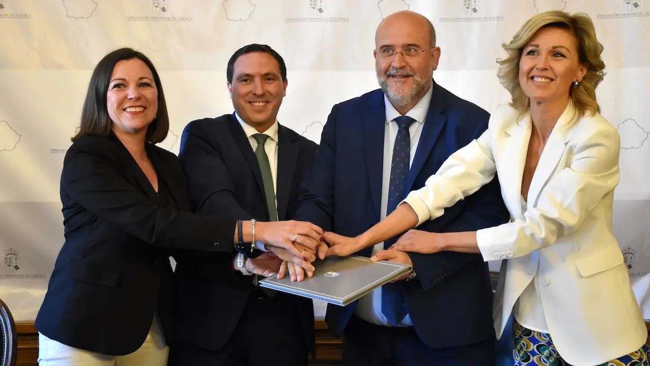 El vicepresidente primero de Castilla-La Mancha, José Luis Martínez Guijarro, y el presidente de la Diputación Provincial de Cuenca, Álvaro Martínez Chana, firman el ‘Protocolo para impulsar el desarrollo de suelo industrial de la provincia de Cuenca’